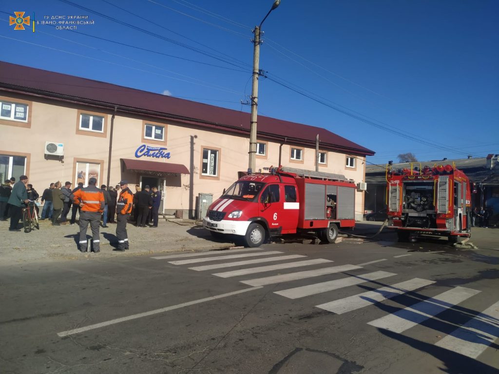 Рятувальники ліквідували пожежу магазину в місті Калуш. Є постраждалі