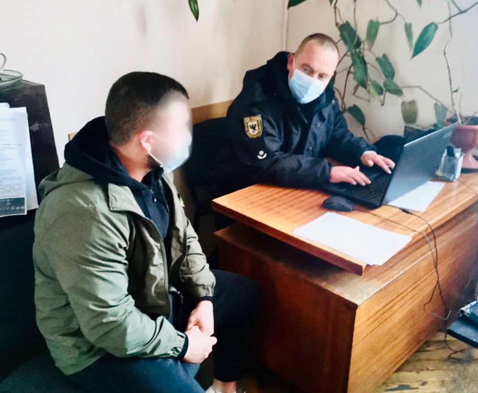 Вандала, який п'яним пошкодив ліхтарі та клумби у центрі Франківська, затримали