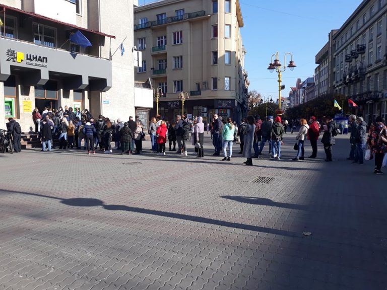 Ажіотаж не зникає: за годину до закриття під стінами ЦНАПу черга на щеплення проти COVID-19 ФОТО