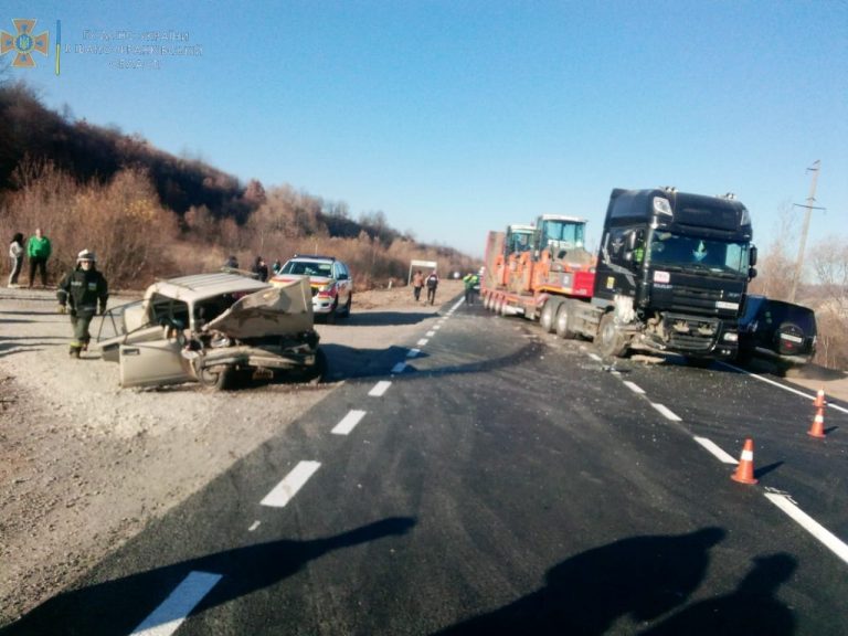 На Калущині легкових зіткнувся з вантажівкою. Серед травмованих двоє дітей ФОТО