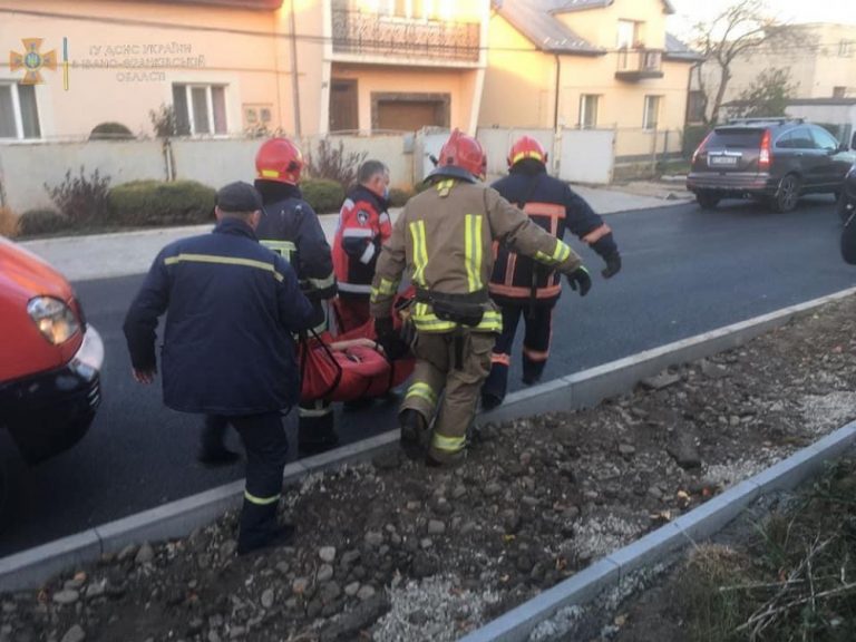 Пенсіонер, якого врятували на пожежі у Франківську, помер у “швидкій”