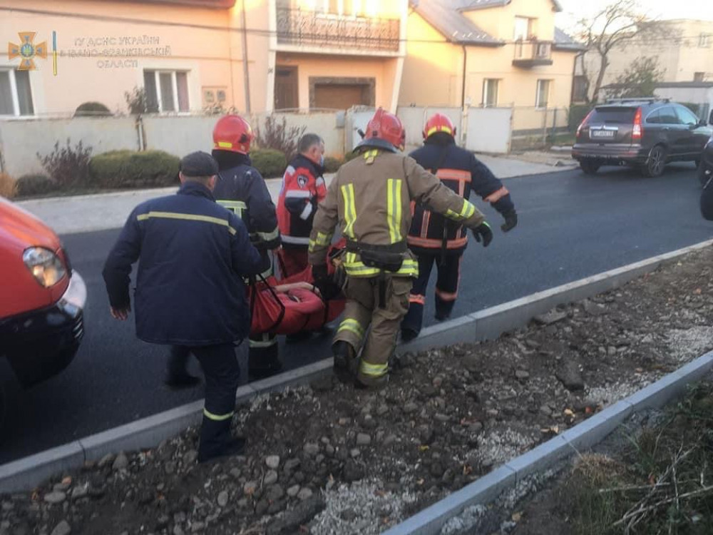 У Франківську під час пожежі ледь не згоріли двоє літніх людей ФОТО