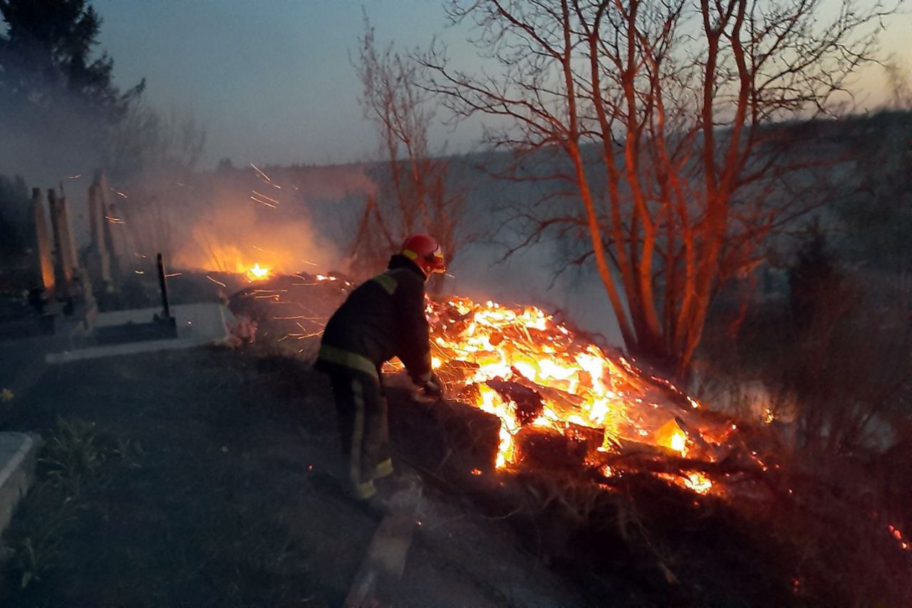 За минулу добу в Івано-Франківській області трапилося 20 пожеж сухої трави