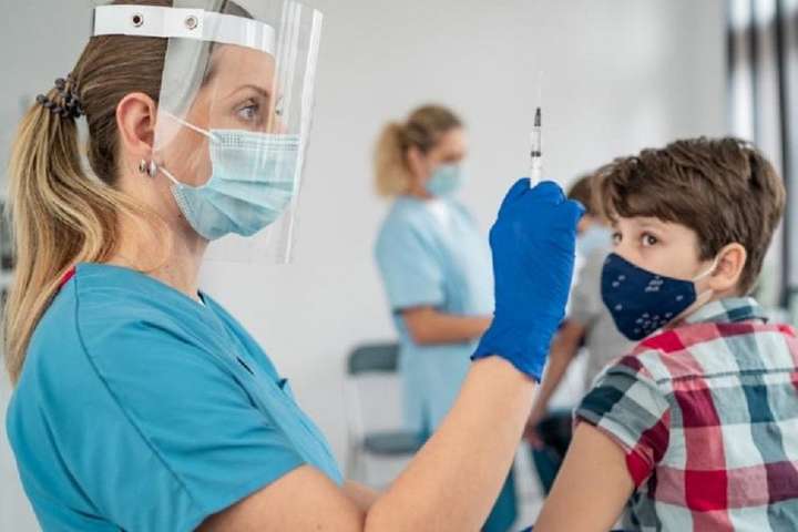 До відома прикарпатців: у МОЗ розповіли, коли розпочнеться COVID-вакцинація підлітків