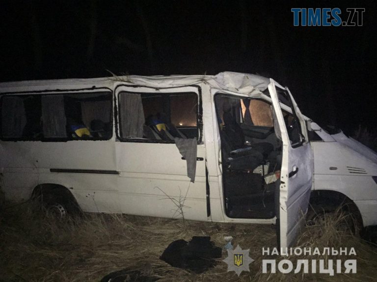 В Калуші водійка на елітному позашляховику протаранила та перекинула мікроавтобус із пасажирами - троє людей госпіталізовано