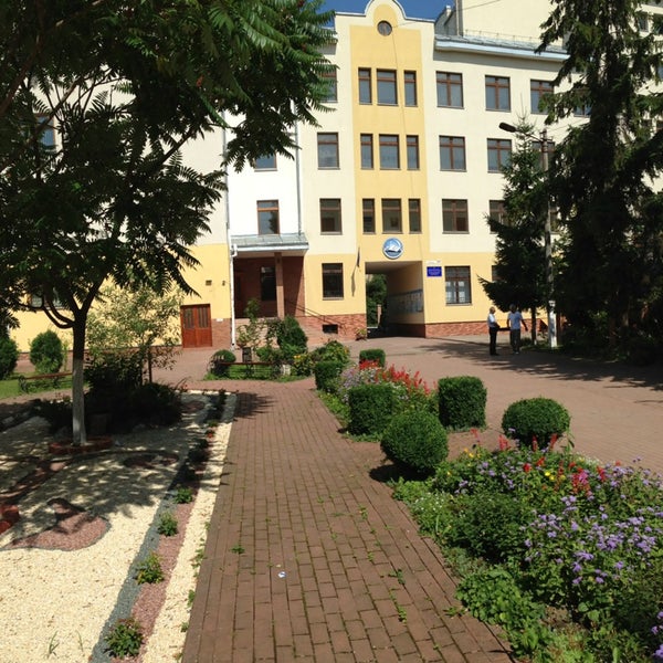 У Франківську ймовірно замінували юридичний інститут ПНУ - працівників та студентів евакуювали ВІДЕО