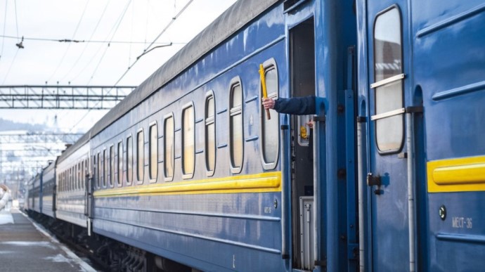 До уваги прикарпатців: Укрзалізниця запустила продаж квитків на поїзди через Telegram та Viber