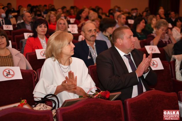 З нагоди професійного свята в Івано-Франківську нагородили освітян ФОТОРЕПОРТАЖ