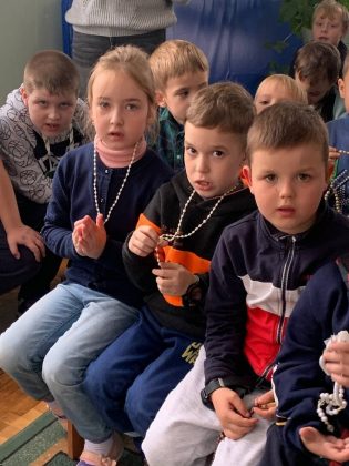 На Франківщині тисячу дітей одночасно молилися на вервиці ФОТО