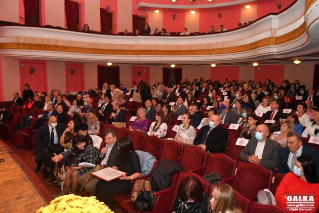 З нагоди професійного свята в Івано-Франківську нагородили освітян ФОТОРЕПОРТАЖ