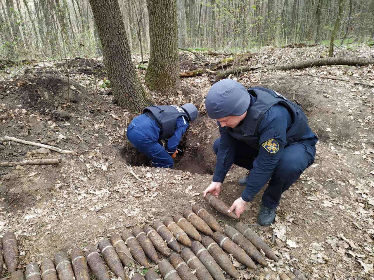 В Яремче, на популярному туристичному маршруті, виявили та знешкодили майже три десятки боєприпасів