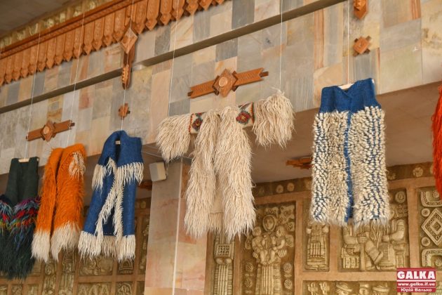 Неймовірної краси гуні та ліжники: у Франківську відкрили персональну виставку яворівської майстрині ФОТО