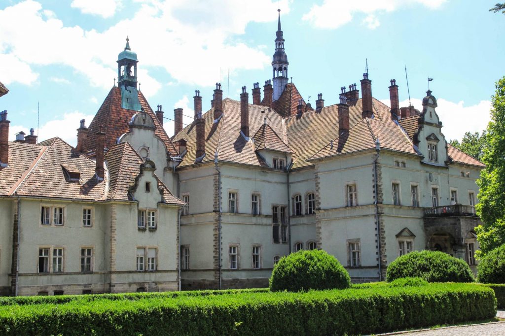 Палаци, делікатеси та мальовничі Карпати: кращі ідеї для подорожей Україною на довгі вихідні ФОТО