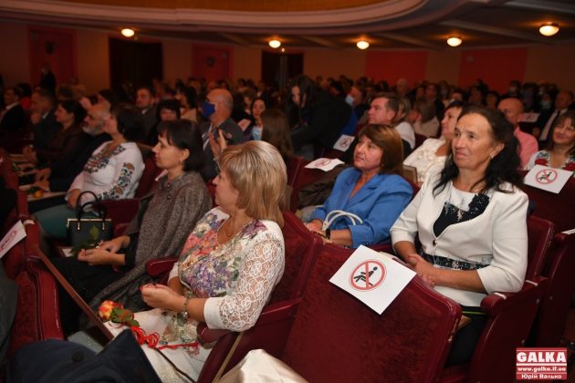 З нагоди професійного свята в Івано-Франківську нагородили освітян ФОТОРЕПОРТАЖ