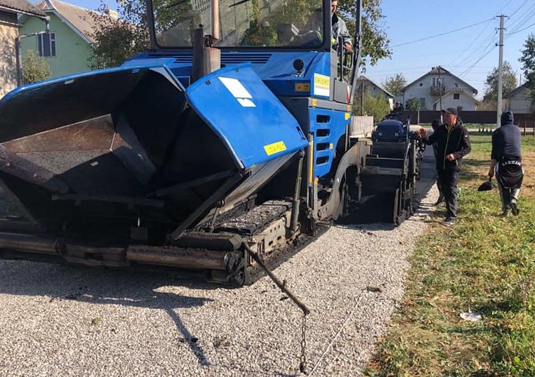 На одній з вулиць Чернієва ремонтують дорогу