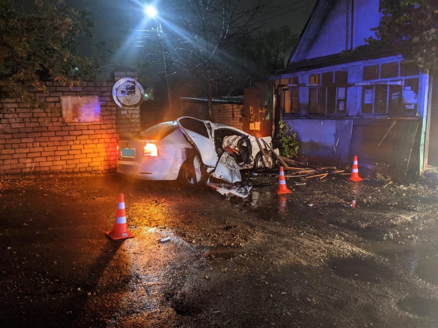 На Прикарпатті легковик злетів з дороги та протаранив чужий житловий будинок