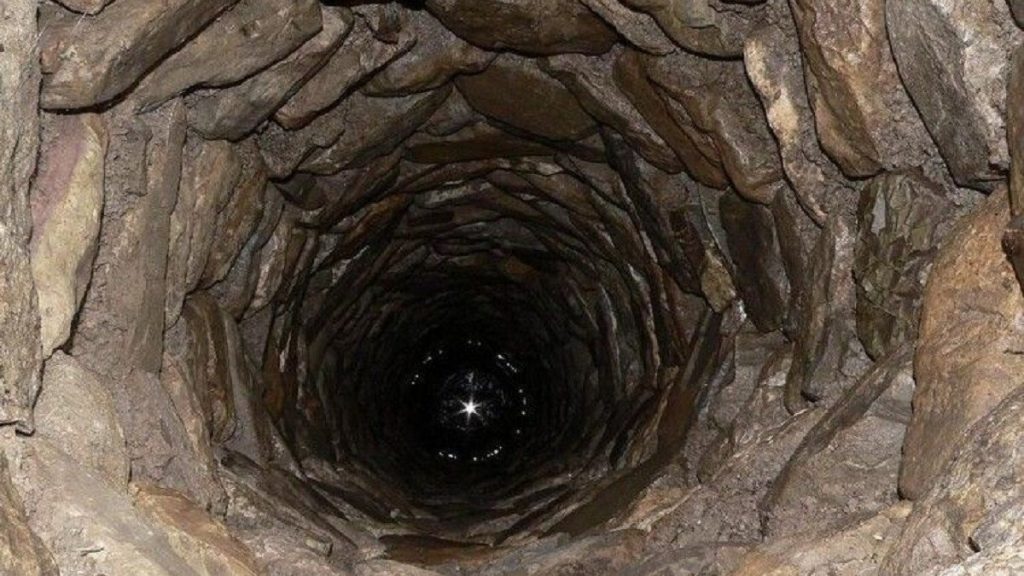 Прикарпатські рятувальники витягли з криниці мертвого чоловіка