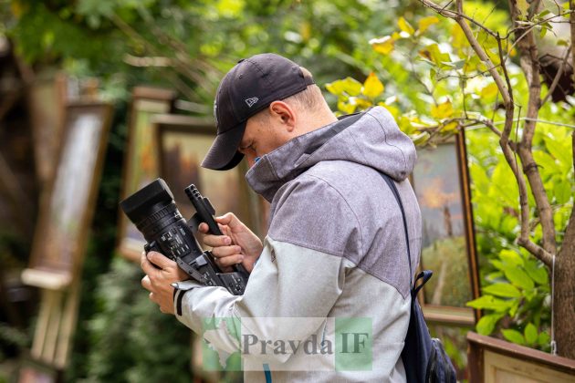 У Франківську вперше експонується виставка живопису "Просто неба" ФОТОРЕПОРТАЖ