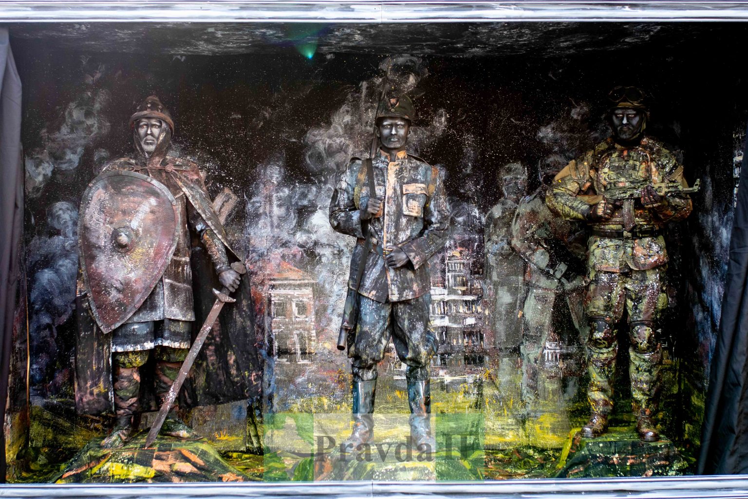 Живі скульптури захисників України заполонили середмістя Франківська ФОТОРЕПОРТАЖ