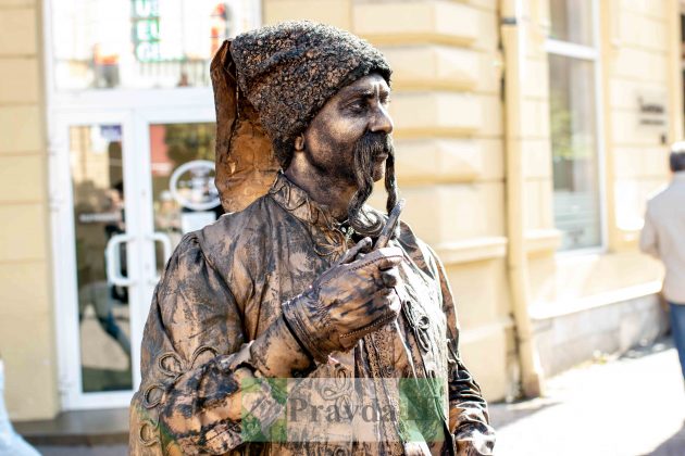 Живі скульптури захисників України заполонили середмістя Франківська ФОТОРЕПОРТАЖ