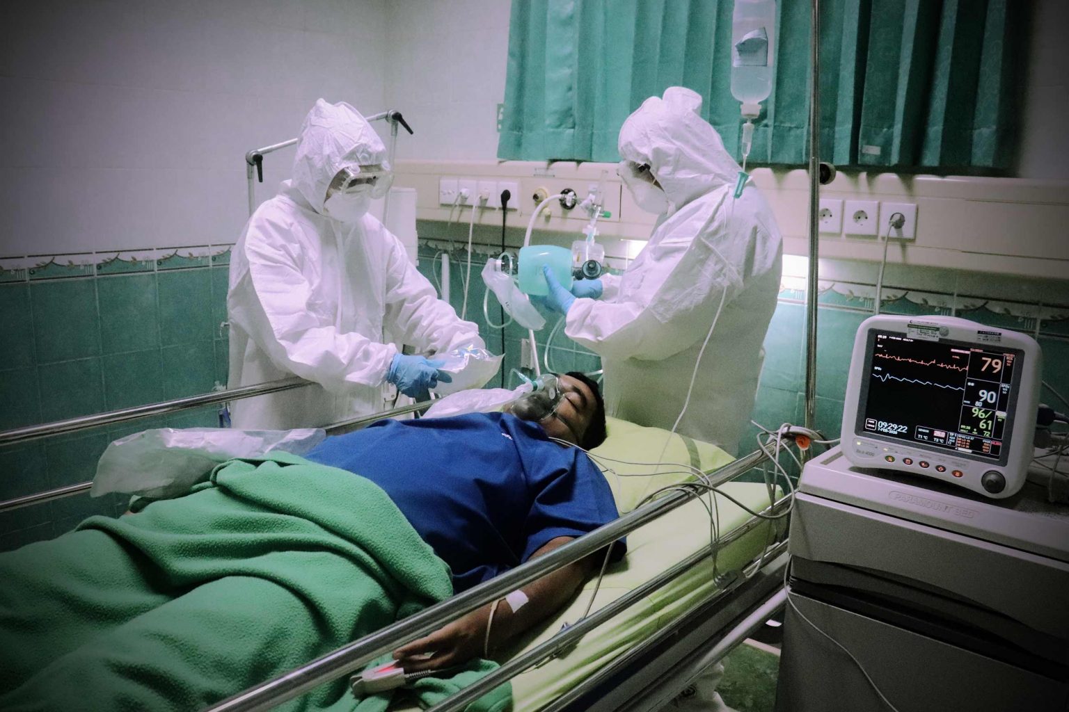 11 смертей та ще понад 300 хворих за добу: невтішна COVID-статистика на Прикарпатті у розрізі усіх ОТГ