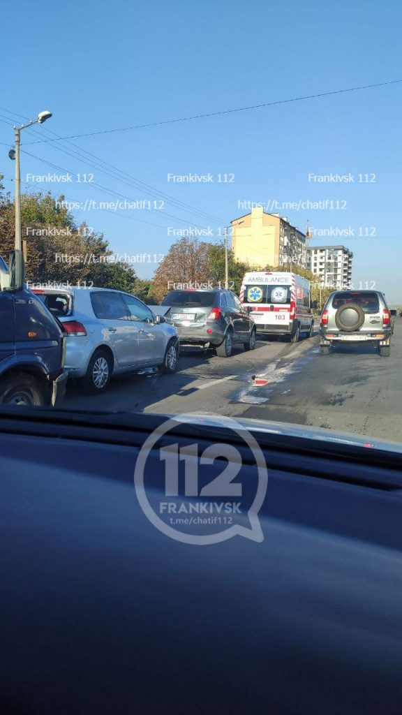На Надрічній масштабна ДТП - рух на дорозі ускладнений ФОТО