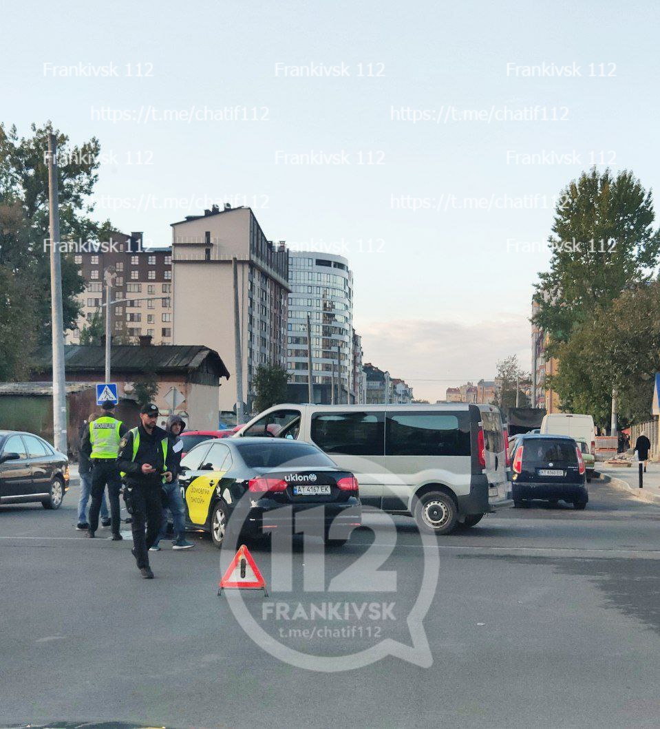 У середмісті Франківська ранкова ДТП - не розминулись легковик та мікроавтобус ФОТО