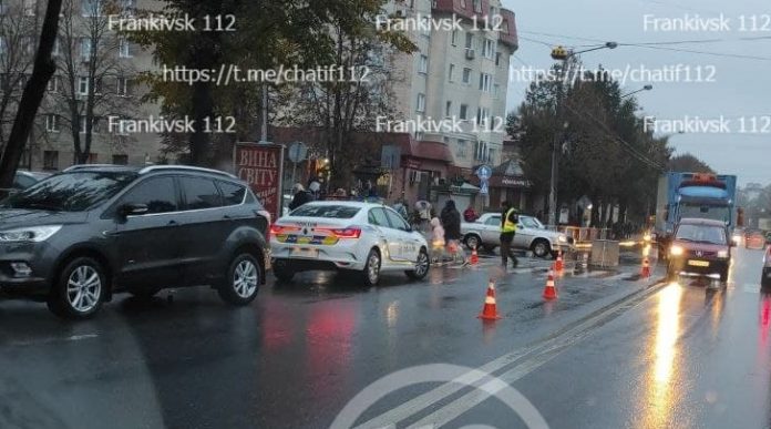 На Галицькій водійка позашляховика здійснила наїзд на неповнолітнього пішохода - дитина в лікарні ФОТО