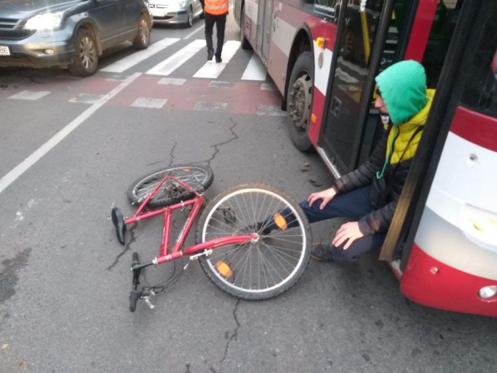 У Франківську на перехресті неподалік вокзалу автобус збив велосипедиста ФОТО