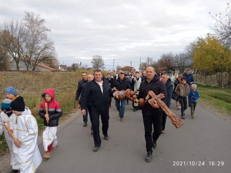 На Прикарпатті влаштували ходу – відмолили п’ятиметрову вервицю