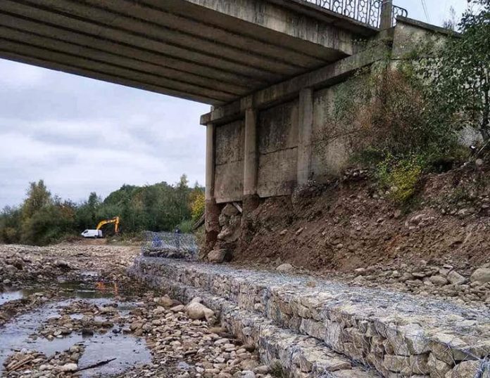 В Надвірнянському районі дорожники взялися укріплювати міст