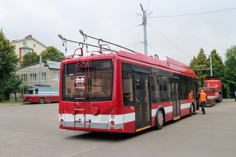 В “Електроавтотранс” пояснили франківцям, чому автобуси не чекають тих, хто добігає