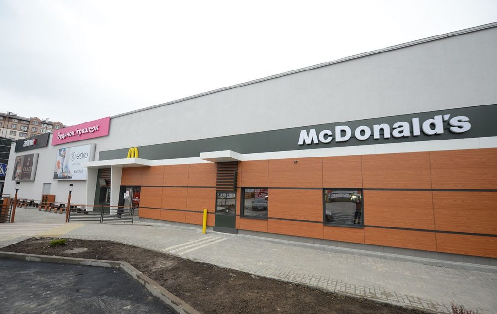 У Франківську автівка розтрощила McDrive у McDonald’s ВІДЕО