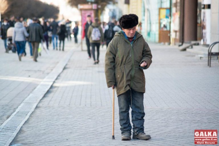 У Франківську невідомий чоловік побив відомого у місті пана "Дай пару копійок" ФОТО