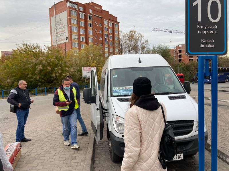 На вокзалах "гаряче": у Франківську поліція не пускає в автобуси без Covid-сертифікату чи тесту ФОТО