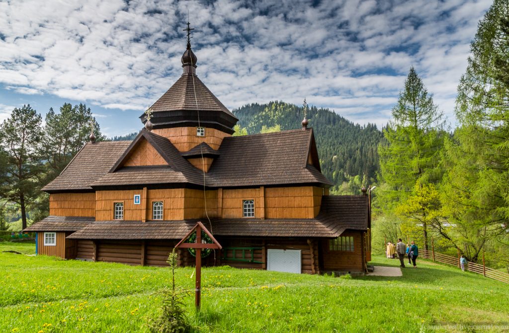 30 храмів Франківщини включили до транскордонного маршруту
