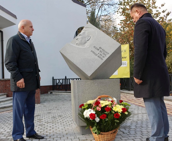 У Коломиї біля музею "Писанки" відкрили пам’ятний знак Михайлу Вишиванюку ФОТО