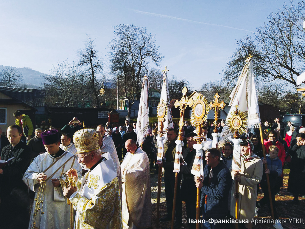 У Космачі Митрополит Володимир Війтишин освятив новий іконостас та дзвіницю ФОТО