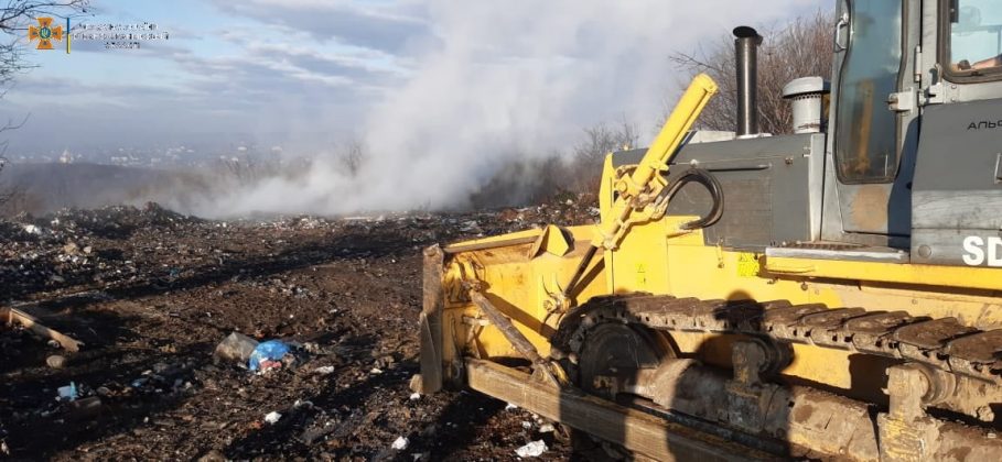 Четверту добу триває гасіння пожежі на тлумацькому сміттєзвалищі ФОТОРЕПОРТАЖ