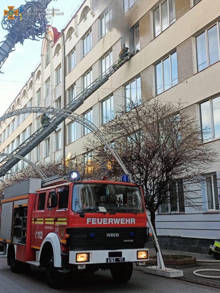 Горіло в приміщені податкової: відомі деталі пожежі у середмісті Франківська ФОТО, ВІДЕО