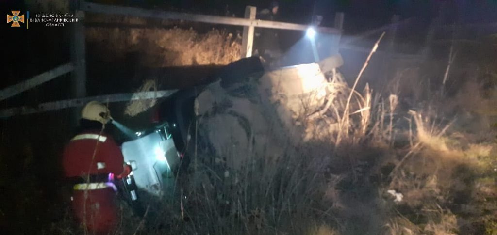 На Франківщині автомобіль вилетів з дороги та перекинувся