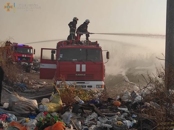У Тлумачі вже другий день горить сміттєвий полігон ФОТОРЕПОРТАЖ