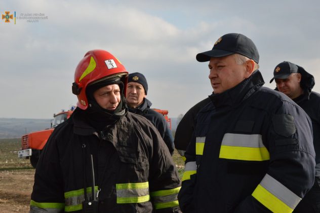 Четверту добу триває гасіння пожежі на тлумацькому сміттєзвалищі ФОТОРЕПОРТАЖ