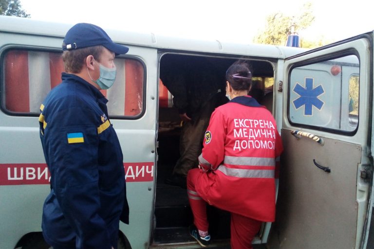 Прикарпатські рятувальники допомогли літньому чоловіку, якому стало зле у власній квартирі