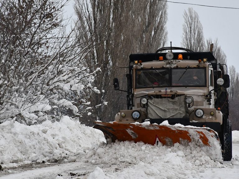 Прикарпатські комунальники активно готуються до снігопадів ВІДЕО