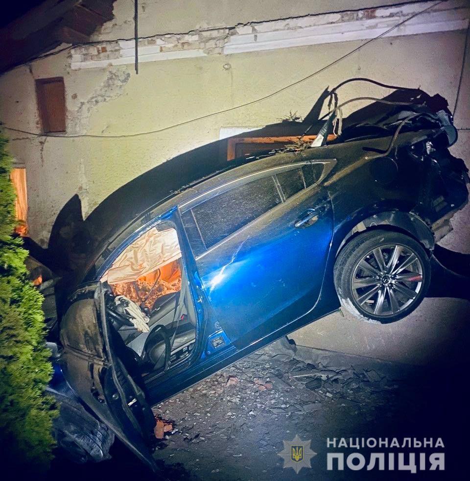 Водійка на шаленій швидкості пробила діру в будинку і смертельно травмувала свого нареченого: подробиці жахливої автотрощі на Франківщині ФОТО, ВІДЕО