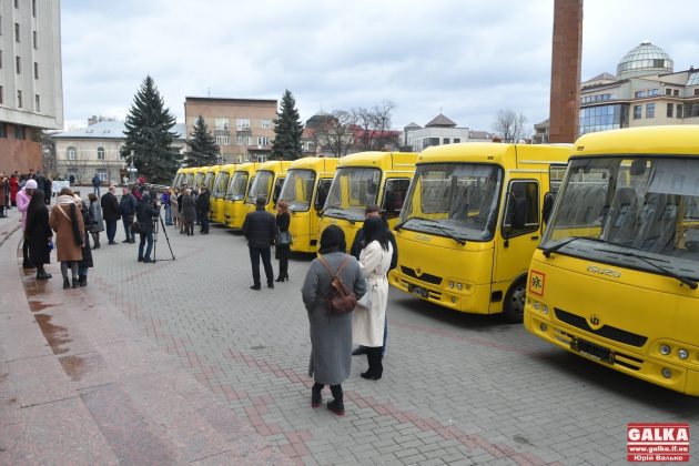 Прикарпатські громади отримали нові шкільні автобуси ФОТО