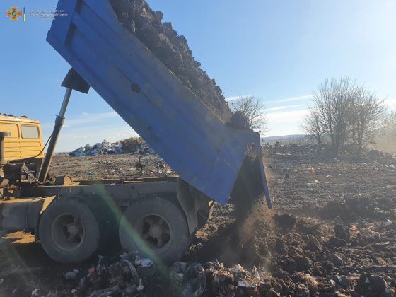 Четверту добу триває гасіння пожежі на тлумацькому сміттєзвалищі ФОТОРЕПОРТАЖ