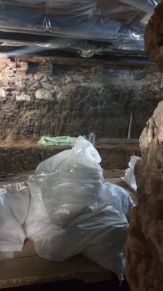 Через підкоп у підвалі історичного будинку в самісінькому центрі Франківська, його стіни покрилися тріщинами ФОТО та ВІДЕО