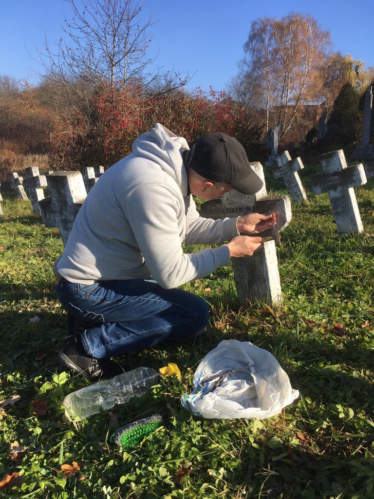 В Калуші на військовому кладовищі відреставрували вже 100 хрестів на могилах полеглих у першій світовій війні ФОТО